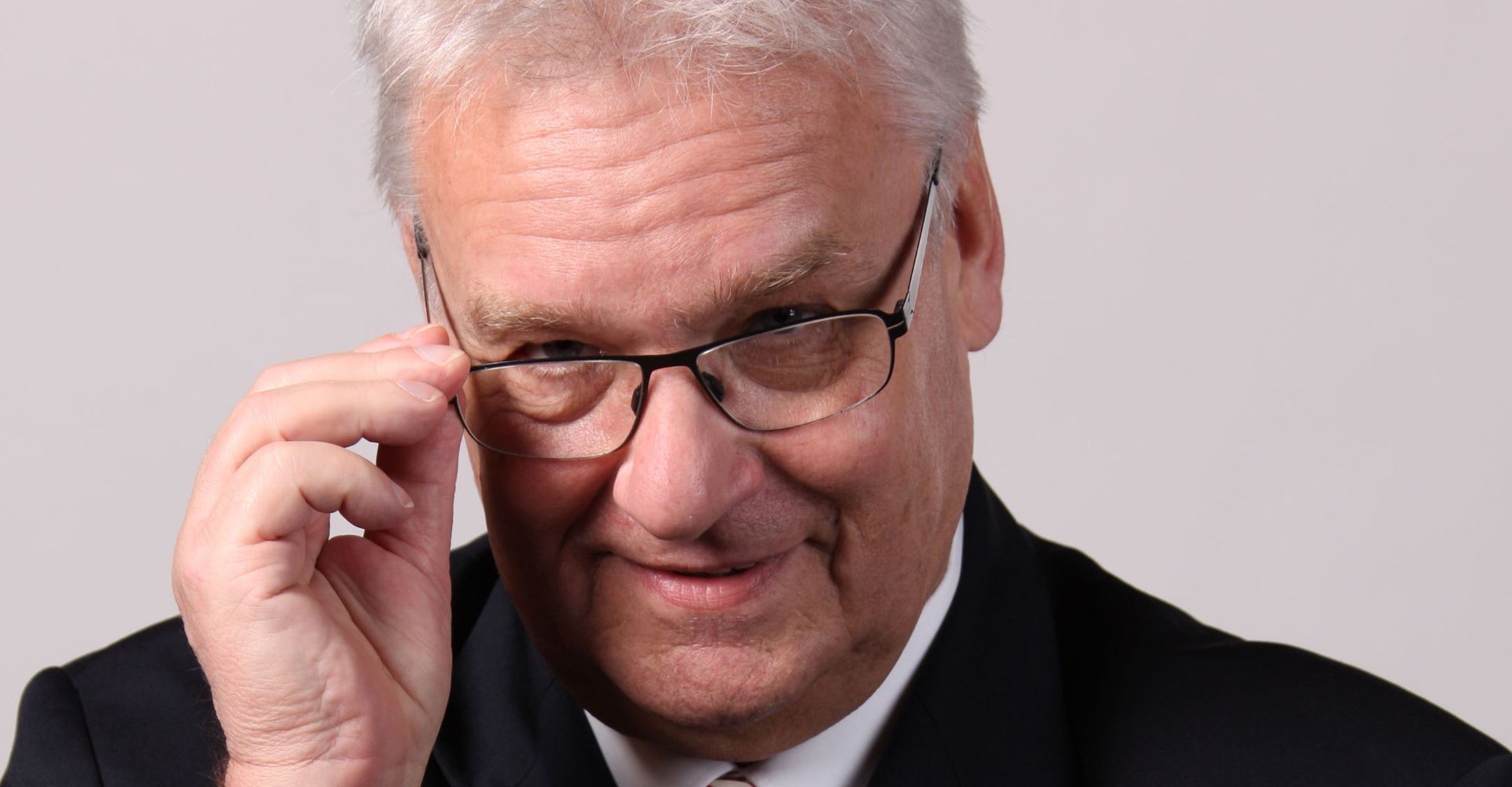  <div class=caption-wrap> <a href="https://www.easy-webservices.de/paket-4.html" target="_blank"><p>Joachim Geffken</p></a> </div> 